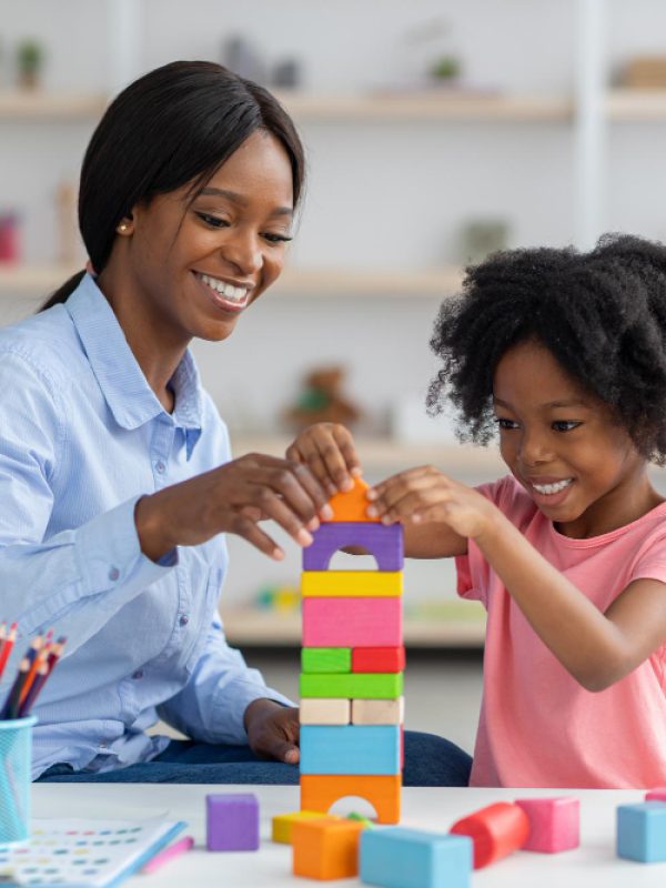 adoravel-crianca-negra-e-especialista-em-desenvolvimento-infantil-brincando-com-tijolos